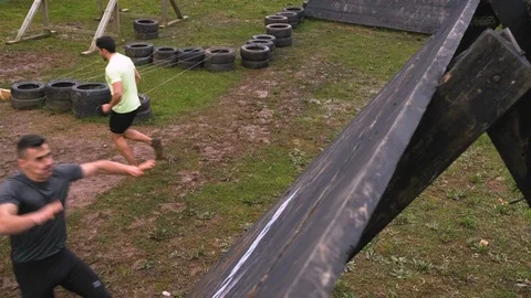 Man in obstacle course climbing pyramid obstacle Vidéo 106237767