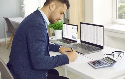 Man in office Counting financial data. Foto stock