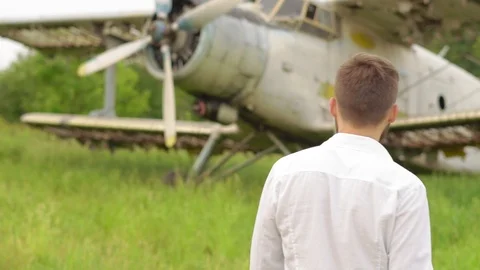 The man at the old plane 스톡 동영상 92114200