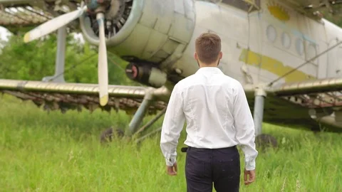 The man at the old plane Stockbeeldmateriaal 92935788