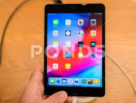 Man olding old ipad mini tablet Stock Photos