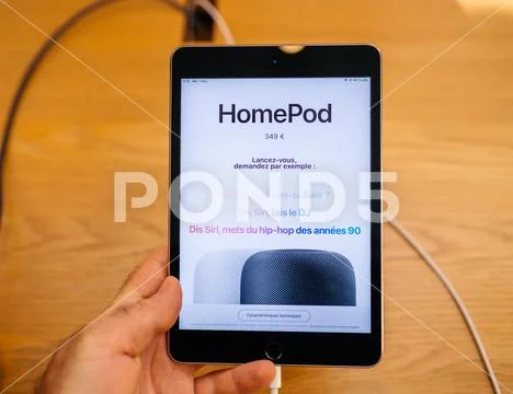Man olding old ipad mini tablet Stock Photos