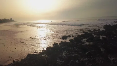 Man with the open arms on a rock on the front of the sea in the paradisiac Vídeo Stock 125226261