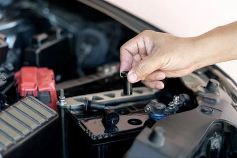 A man open cap of add battery for add distilled : maintenance and inspectio.. Stock-Fotos