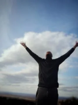 Man with Open Hands Toward the Sky Foto stock