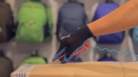 Man openig a cardboard box with a craft knife Vídeos de archivo 75165962
