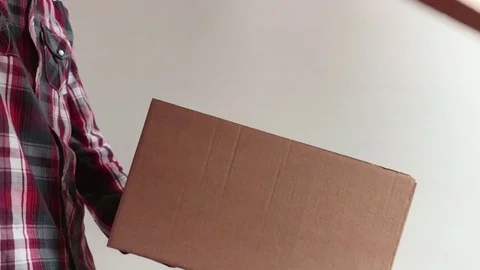 Man opening a box 動画素材 79518137