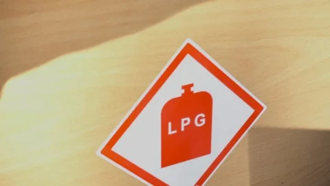 Man opening cupboard to turn on liquid petroleum gas (LPG) bottle. Vídeos de archivo 93099371