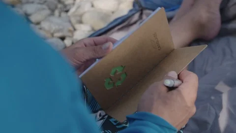 Man opening his diary Video stock 90039325