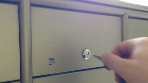Man opening a mailbox Vidéo 27675355