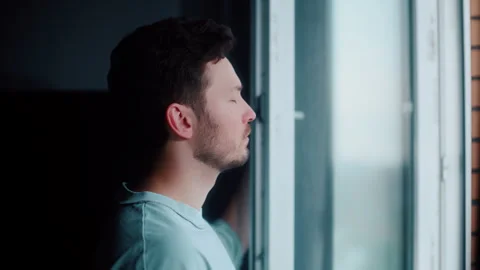 Man opening window and enjoying fresh morning air at home Vídeos de archivo 319442295