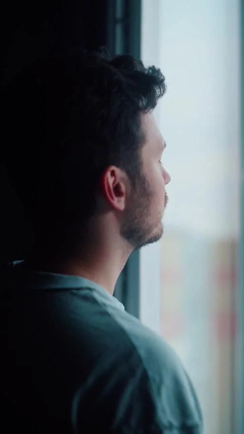 Man opening window and looking outside Vídeos de archivo 321477166