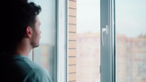 Man opening window to let in fresh morning air Vídeos de archivo 319442106
