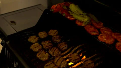 The man opens the barbecue lid while the meatballs are cooking Vidéo 279030862