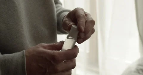 Man opens bottle of hand sanitizer to clean his hands Vídeos de archivo 138476983