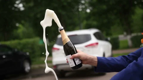 A man opens a bottle of sparkling wine Video stock 65460352