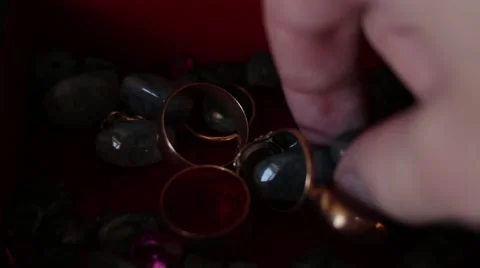 Man opens a box with jewelry Vídeo Stock 66753138