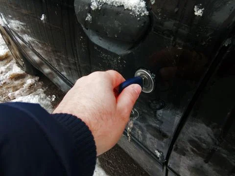 A man opens the car with the key 库存照片