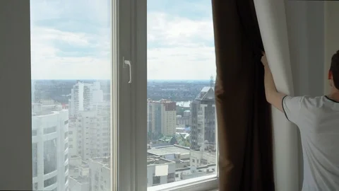 Man Opens the Curtain 库存影片 109575094