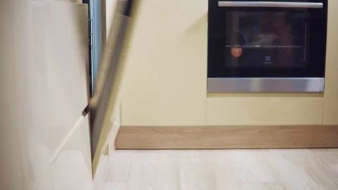 Man opens the dishwasher Video stock 101550622