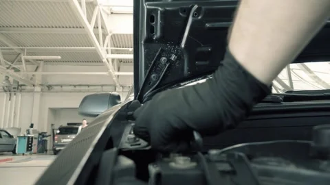 Man opens the engine compartment Vidéo 138632129