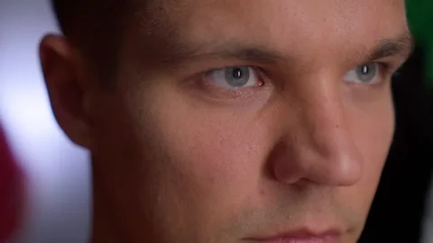 Man opens eyes in front of the mirror - pupils size decrease 库存影片 150125972