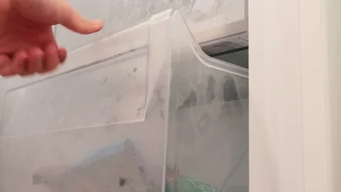 Man opens freezer drawers Vidéo 76165627