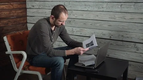 Man opens his mail with bad news. Has problems Vídeo Stock 82444970