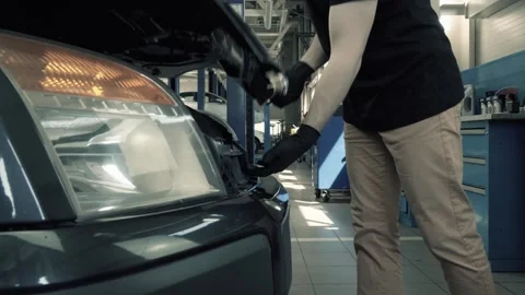 Man opens the hood Vidéo 138632939