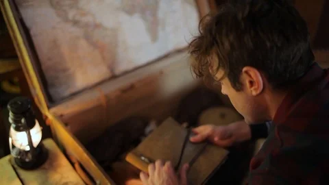 Man Opens An Old Chest In His Attic Vídeo Stock 127433819