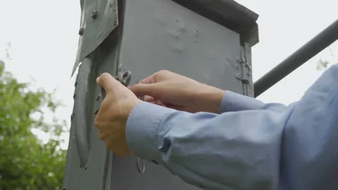 Man opens a padlock Video stock 315986911