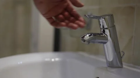 Man opens the tap Vidéo 60114000