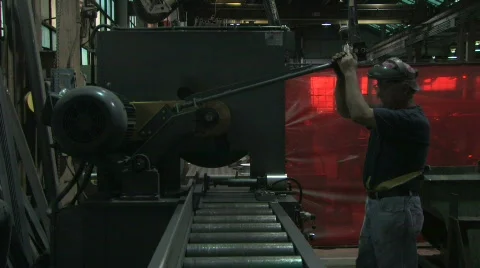 Man Operates Machine 2 Vidéo 280128