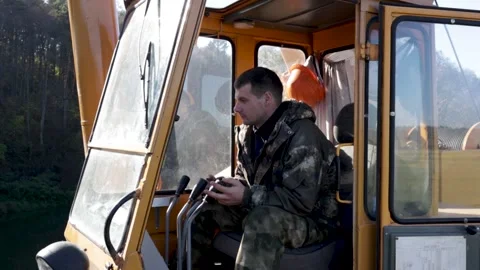 A man operates a mobile crane Vídeos de archivo 164794187