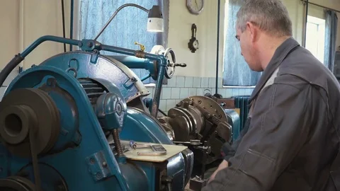 Man operating grinding machine in car service - installing crankshaft. Video stock 81553187