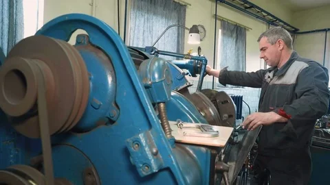 Man operating grinding machine - crankshaft grinding. Video stock 81545427