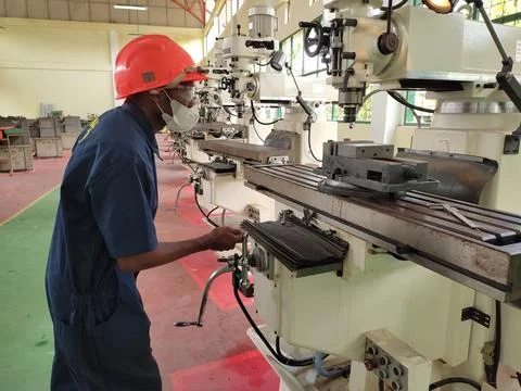 A Man Operating a Milling Machine Stockfoto's