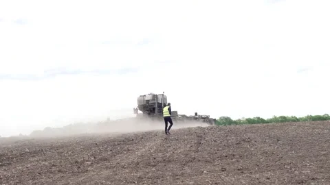 Man operating tractor to sow soybeans Video stock 275167832