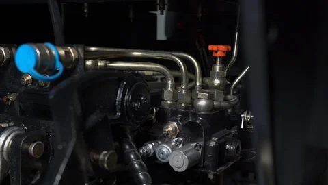 Man, operator, shows with his hand the tractor hydraulic system Vidéo 128631224