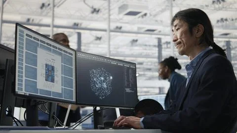 Man optimizes hardware in microchip factory office with artificial intelligence Foto stock