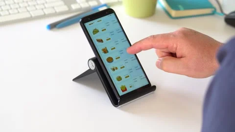 A man orders food online using a smartphone. Vidéo 145408729