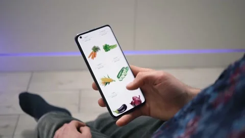 Man orders groceries online, using a food delivery app on a smartphone 스톡 동영상 147564509