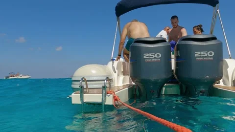 Man overboard pulling himself to boat with red rope for survival concept Vidéo 280881525