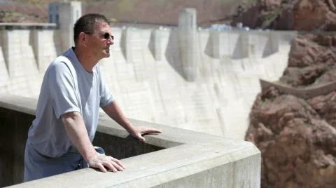 Man Overlooking Hoover Dam Stockbeeldmateriaal 698030