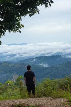 Man Overlooking Mountain Landscape with Clouds Fotos Stock
