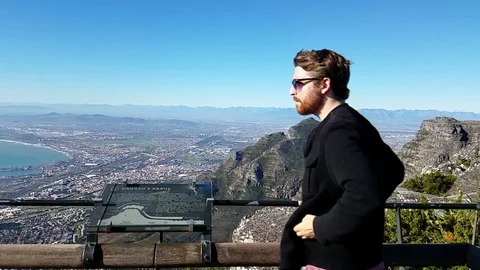 Man Overlooking Table Mountain in South Africa Видео 101310398