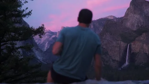 Man overlooking Yosemite Valley with a camera taking pictures Stock-Footage 308669164