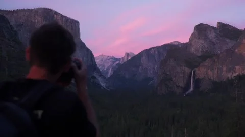 Man overlooking Yosemite Valley with a camera taking pictures Stock-Footage 308669208