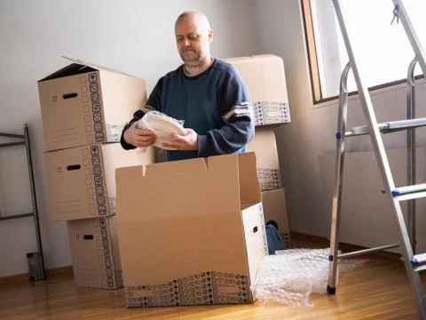 Man packing plates Stock-Fotos