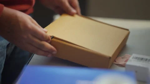 Man packing a wire in a carton Stock Footage 289279511